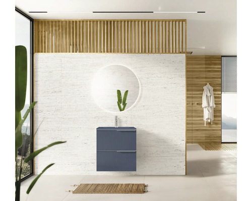 Salle de bain moderne avec meuble-lavabo, miroir et éléments en bois