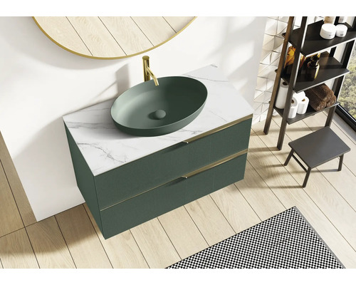 Salle de bain avec meuble-lavabo, vasque à poser, robinet, miroir et étagère