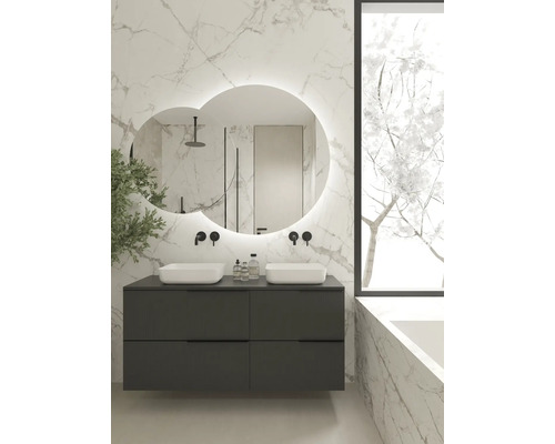 Salle de bains lumineuse avec double vasque, meuble sous-vasque et miroir lumineux