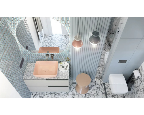 Salle de bains lumineuse avec lavabo, miroir, toilettes et éclairage.