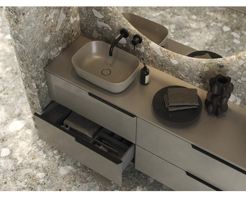 Salle de bain avec meuble-lavabo, vasque, miroir et tiroirs