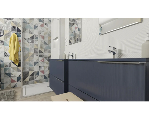 Salle de bains avec douche et meuble-lavabo