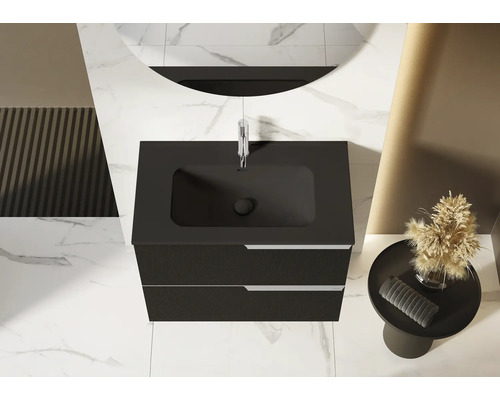 Salle de bains moderne avec meuble sous-vasque et miroir