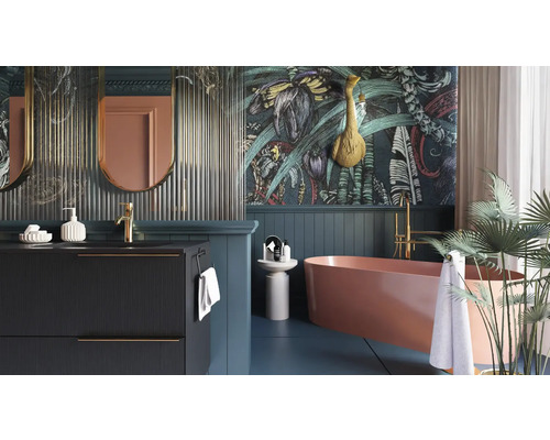 Salle de bains élégante avec meuble-lavabo, miroirs, baignoire et décor mural.