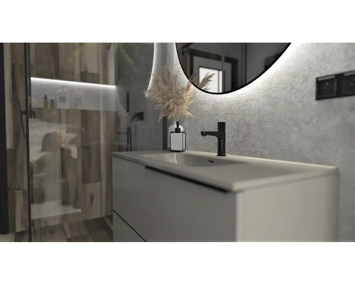 Salle de bain moderne avec meuble-lavabo, robinet et miroir avec éclairage