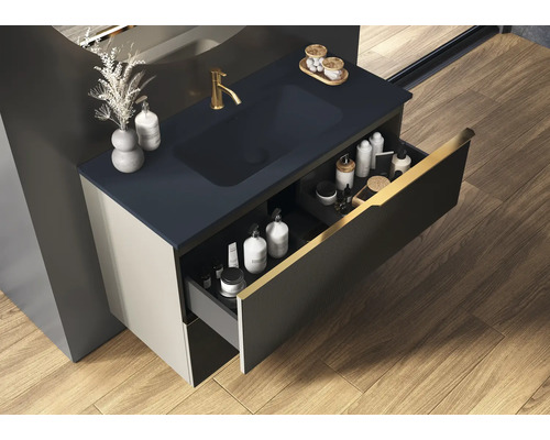 Meuble-lavabo avec tiroir ouvert pour ranger les articles de salle de bain.