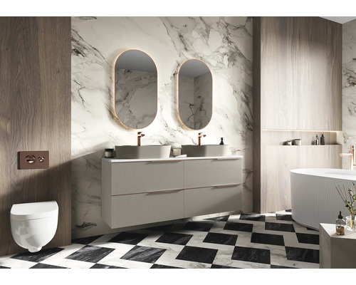Salle de bains lumineuse avec meuble-lavabo double, miroirs ovales et carrelage à damier noir et blanc