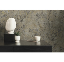 Dekorative Szene mit floraler Tapete, Skulptur und Pflanze auf einer Kommode