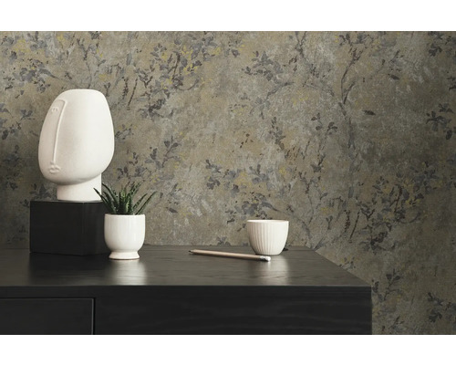 Dekorative Szene mit floraler Tapete, Skulptur und Pflanze auf einer Kommode