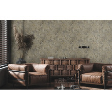 Wohnzimmer mit floral gemusterter Tapete, Ledersesseln und Holzkommode