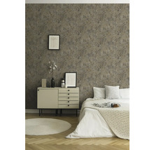 Schlafzimmer mit gemusterter Tapete, Kommode und Bett