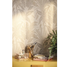 Scène avec papier peint à motifs, bureau, plantes et matériel d''artiste