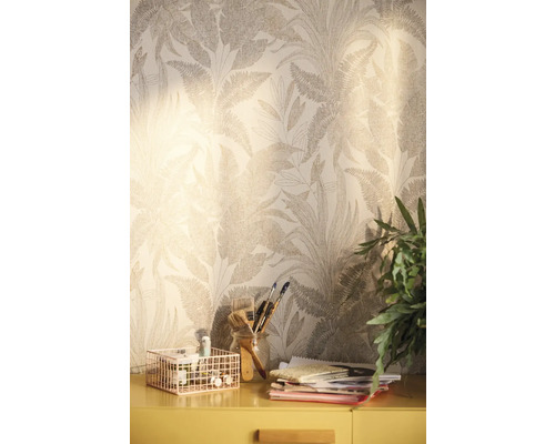 Scène avec papier peint à motifs, bureau, plantes et matériel d''artiste