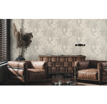 Salon avec papier peint à motif de plantes, fauteuils et commode en bois