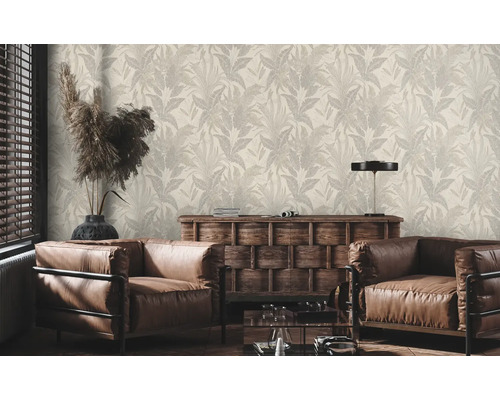 Salon avec papier peint à motif de plantes, fauteuils et commode en bois