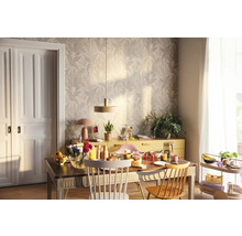 Salle à manger lumineuse avec table en bois, chaises, buffet et papier peint floral pour une ambiance conviviale.