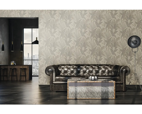 Salon avec papier peint à motifs, canapé en cuir et lampadaire