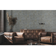 Wohnzimmer mit zwei Ledersesseln, Holztisch und gemusterter Tapete