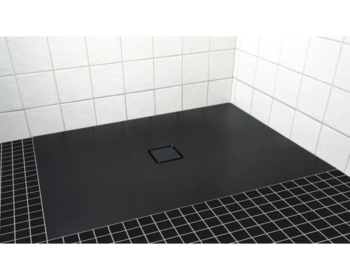 Douche plain-pied avec écoulement carré et carreaux muraux blancs
