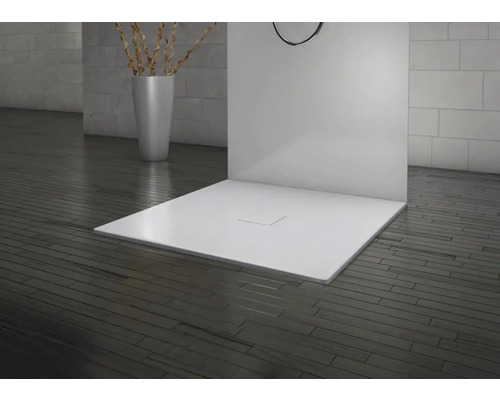 Receveur de douche carré avec évacuation dans une salle de bain