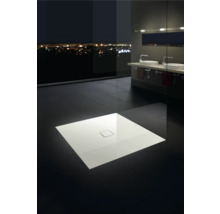 Receveur de douche carré dans une salle de bains avec double vasque et vue sur la ville de nuit.