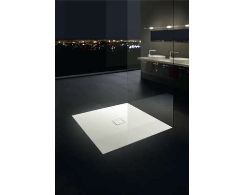 Receveur de douche carré dans une salle de bains avec double vasque et vue sur la ville de nuit.