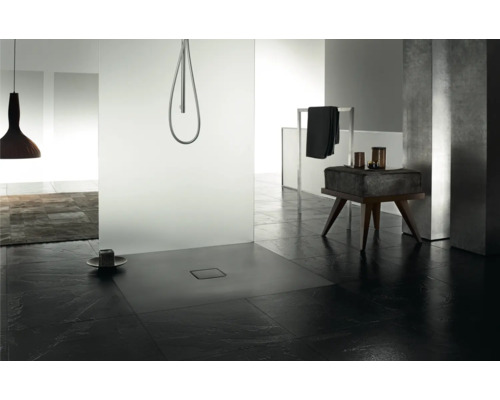 Modernes Badezimmer mit Dusche, Ablagefläche und dunklem Bodenbelag