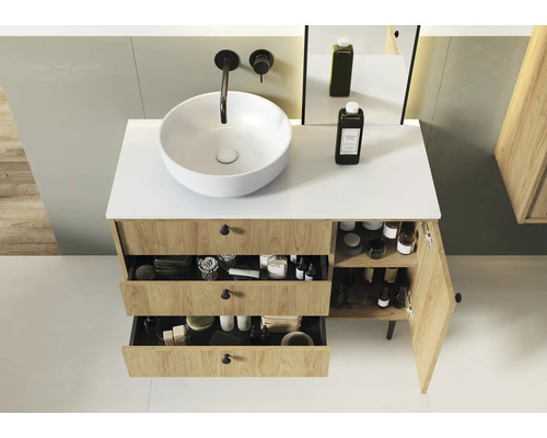 Badezimmer mit Waschtischunterschrank, Aufsatzwaschbecken und geöffneten Schubladen zur Aufbewahrung von Badartikeln.