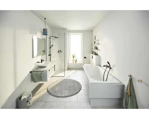 Salle de bain lumineuse avec douche, lavabo, baignoire et lumière du jour