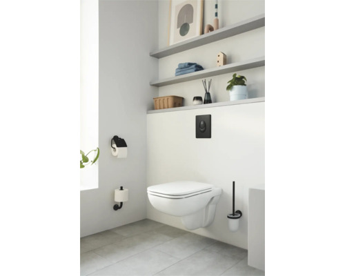 Salle de bains moderne avec WC suspendu, porte-papier toilette, brosse de toilette et étagères