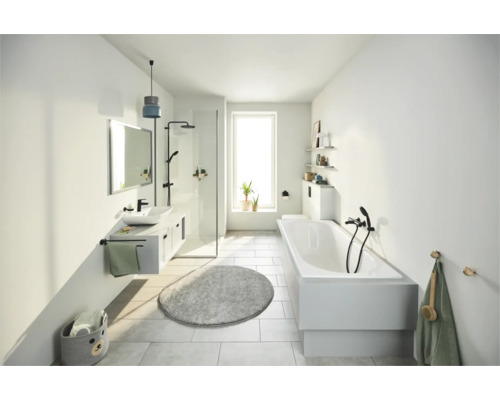 Salle de bain lumineuse avec douche, lavabo, miroir, baignoire et fenêtre