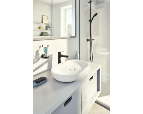 Salle de bain moderne avec lavabo, robinet et douche