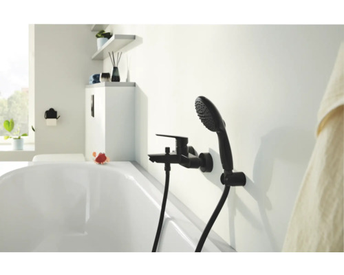 Robinet de salle de bain avec douchette sur une baignoire