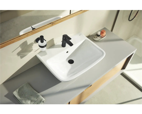 Aufsicht eines Badezimmers mit Waschbecken, Armatur und Handtuch