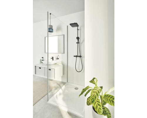 Salle de bain lumineuse avec cabine de douche, vasque à poser et robinetterie de douche noire