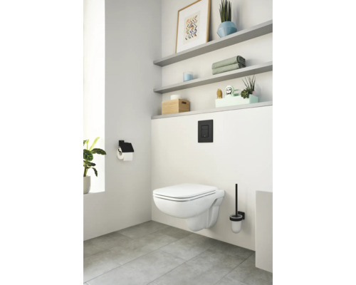 Salle de bains moderne avec WC suspendu, réservoir de chasse et étagères murales