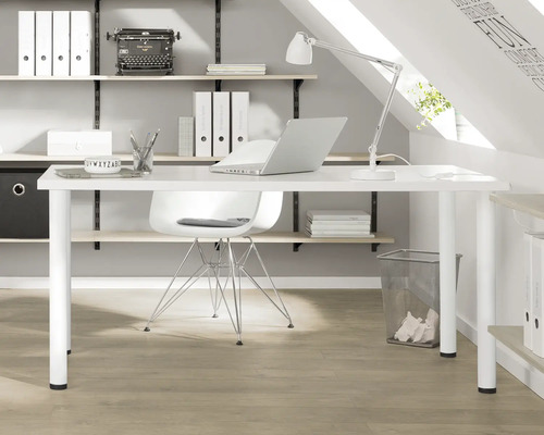 Bureau lumineux avec bureau, étagère et fournitures de bureau.