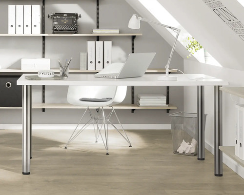 Bureau lumineux avec bureau blanc, chaise et système d''étagères