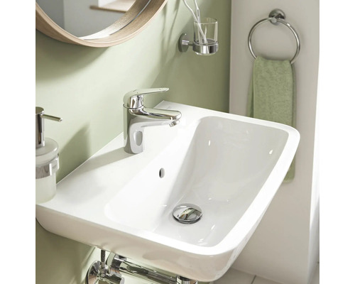 Helles Badezimmer mit Waschbecken, Armatur und Badaccessoires
