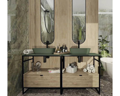 Badezimmer mit Doppelwaschtischunterschrank, Aufsatzwaschbecken, Spiegel und Ablageflächen