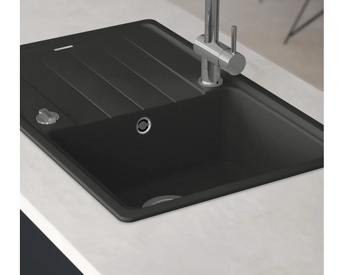 Schwarze Küchenspüle aus Granit mit Abtropffläche und Armatur
