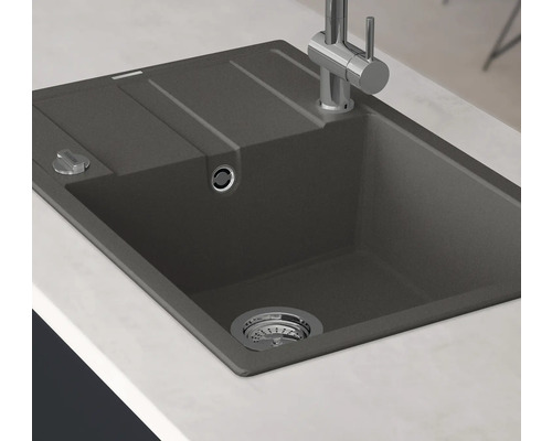 Spüle mit Abtropffläche und Wasserhahn