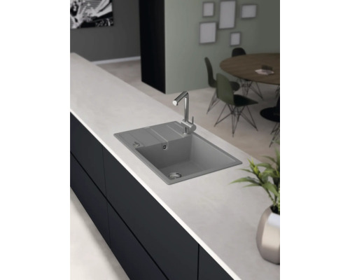 Scène de cuisine avec évier et robinet sur un plan de travail