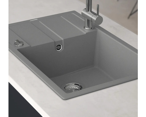 Évier de cuisine gris avec égouttoir et robinet