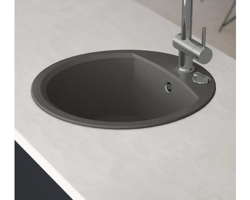 Évier de cuisine en plastique avec robinet sur un plan de travail