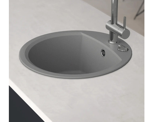 Évier de cuisine rond avec robinet sur un plan de travail