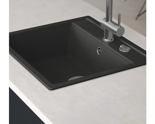 Schwarzes Spülbecken mit Armatur auf einer Arbeitsplatte