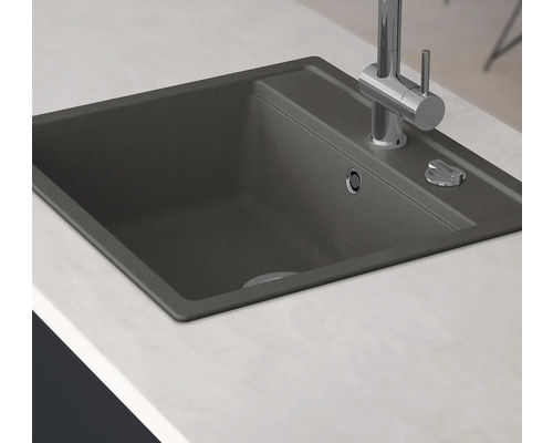 Évier avec robinet sur un plan de travail