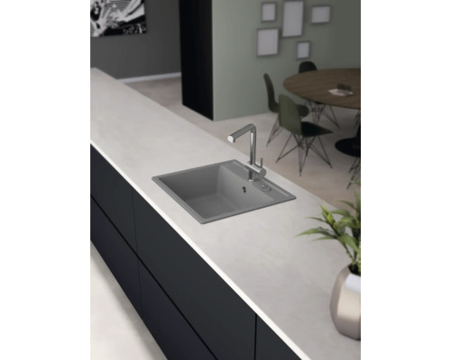 Spüle mit Armatur auf einer Küchentheke