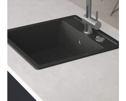 Évier noir avec robinetterie sur un plan de travail